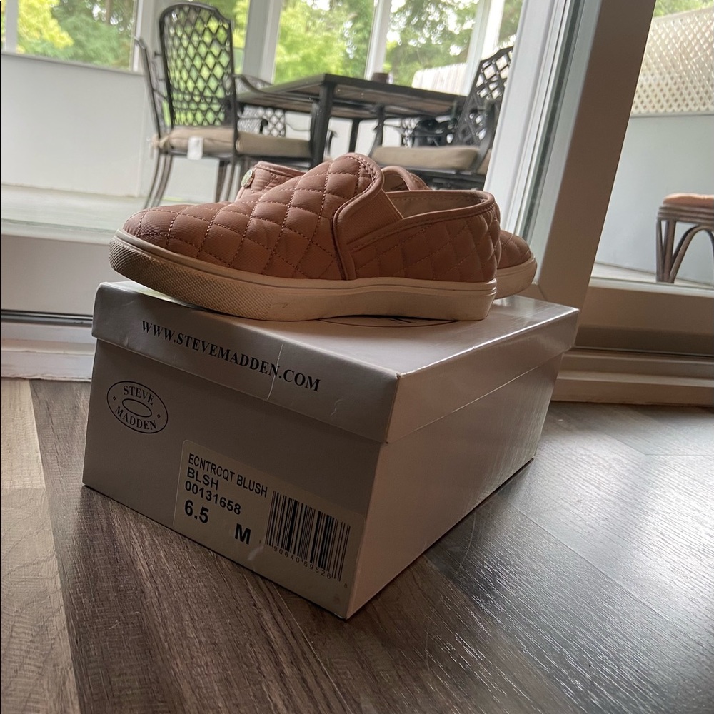 Ecentrcq blush sneakers